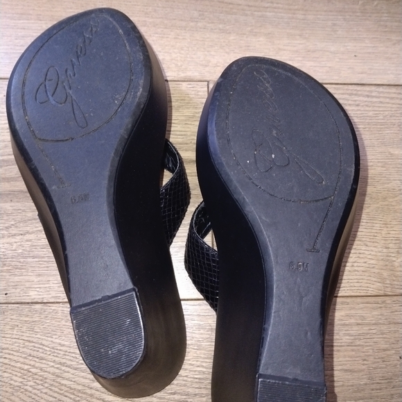 💥CLOSING Nov.1 SALE 💥 GUESS women's sandals with gold hardware - Picture 3 of 10